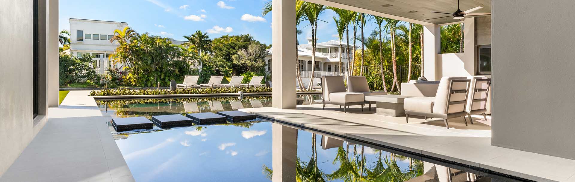 house with pool with relaxation and sunbathing areas